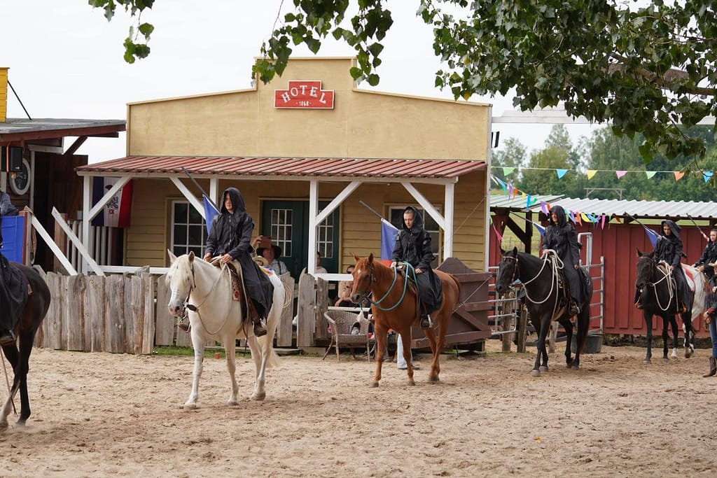 Gruppe beim Seminar für Westernreiten, mehrere Pferde und Reiter im Roundpen aufgereiht, Six Tower Ranch Kurs-Setting
